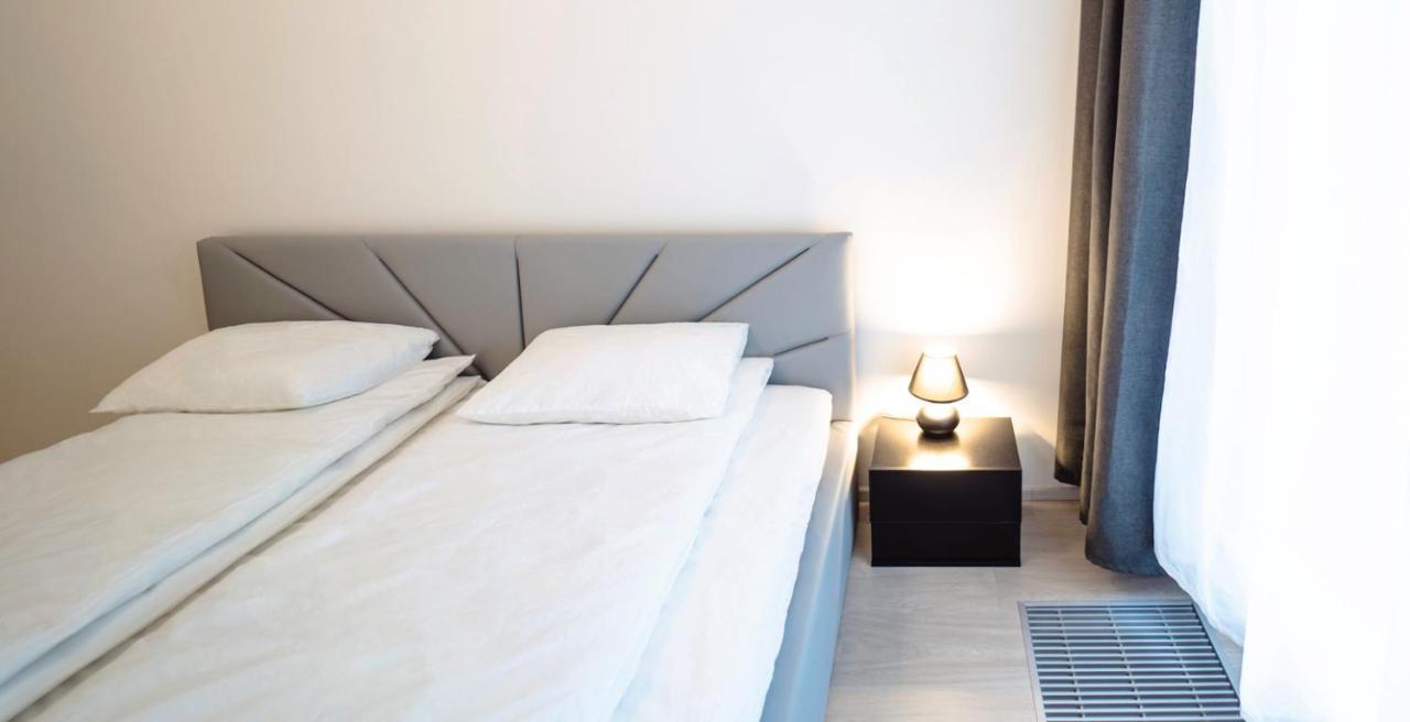 Tran Chien Apartment With Free Private Parking Prag Dış mekan fotoğraf